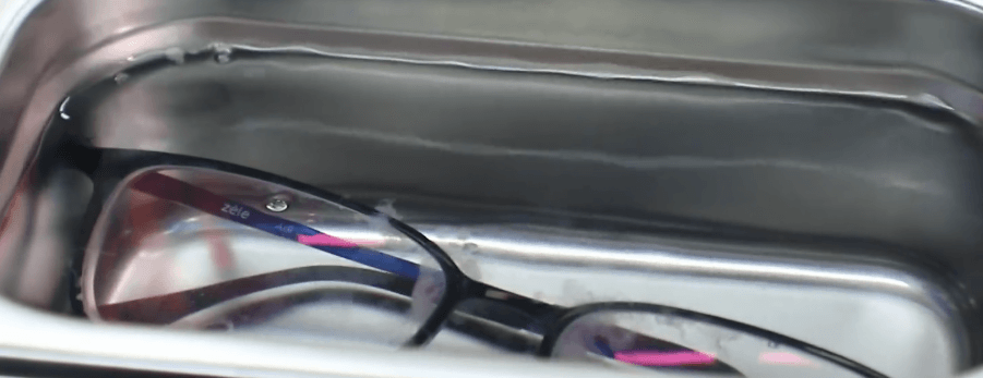 超聲波清洗機(jī)正在清洗眼鏡